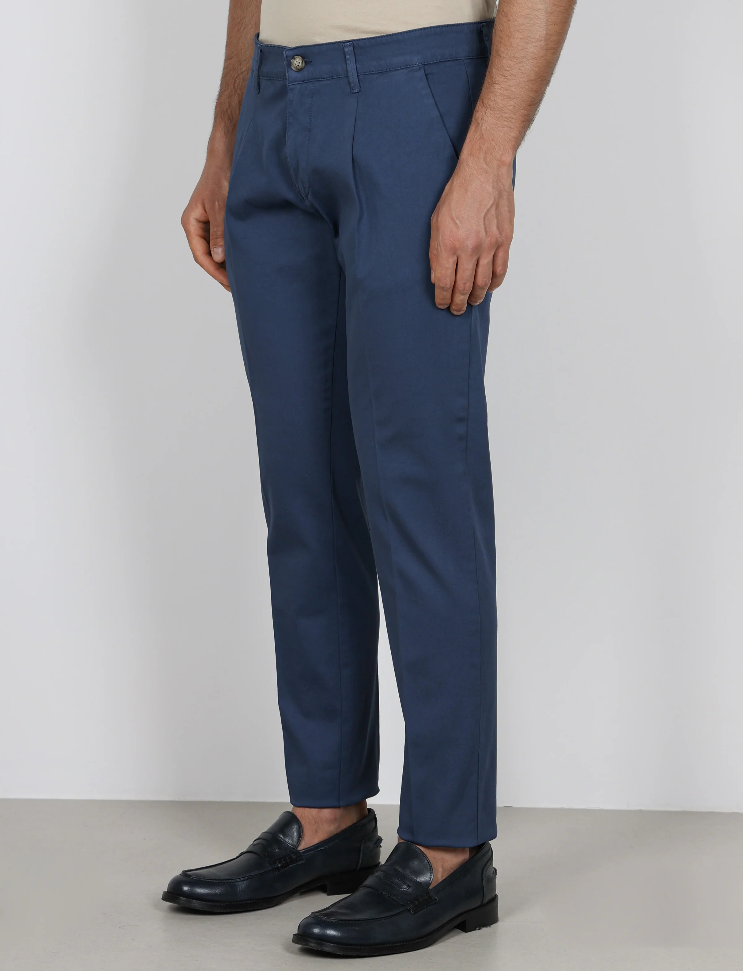 Pantaloni con pinces in cotone elasticizzato - Image 14