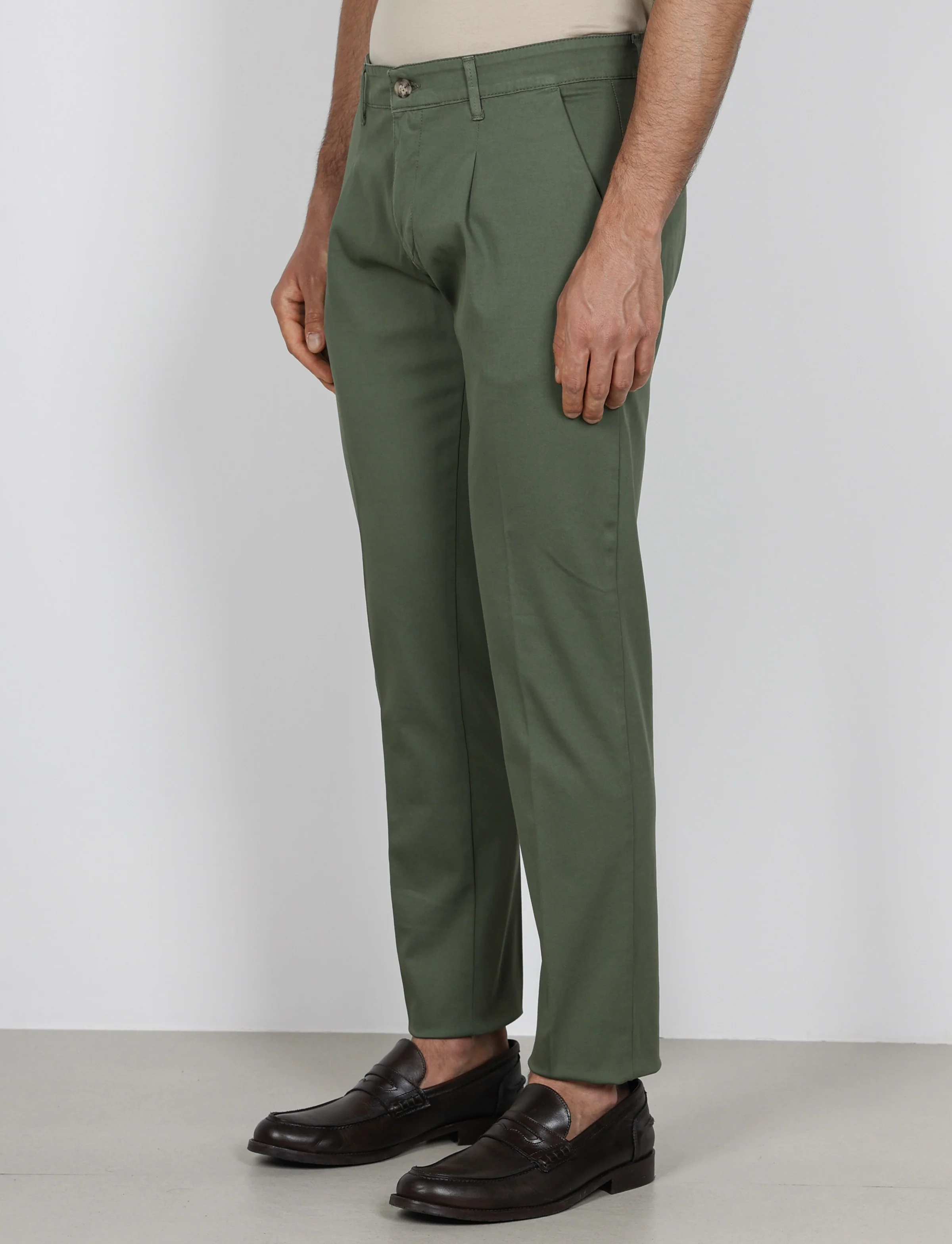 Pantaloni con pinces in cotone elasticizzato - Image 6
