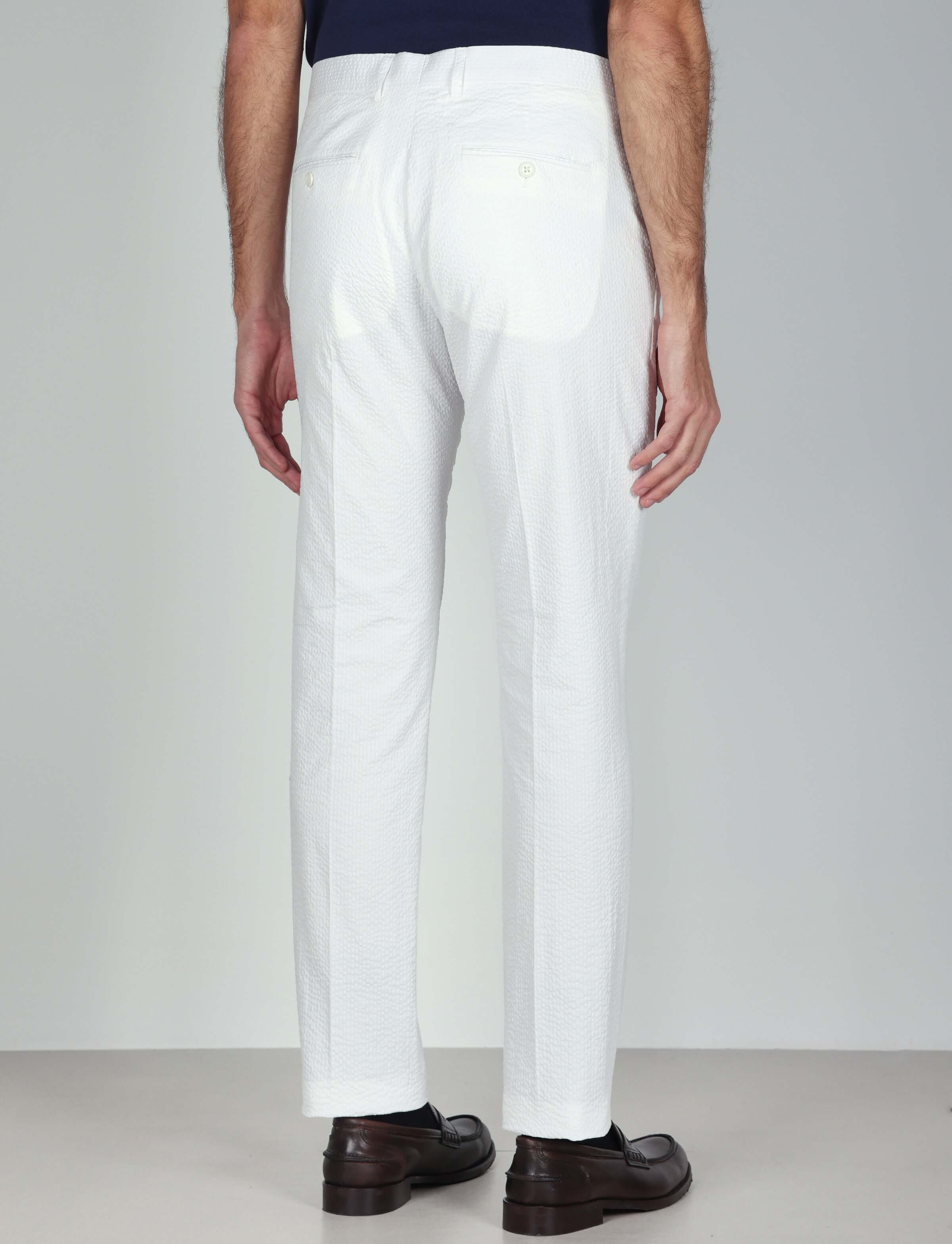 Pantaloni in cotone goffrato tinta unita - Image 8
