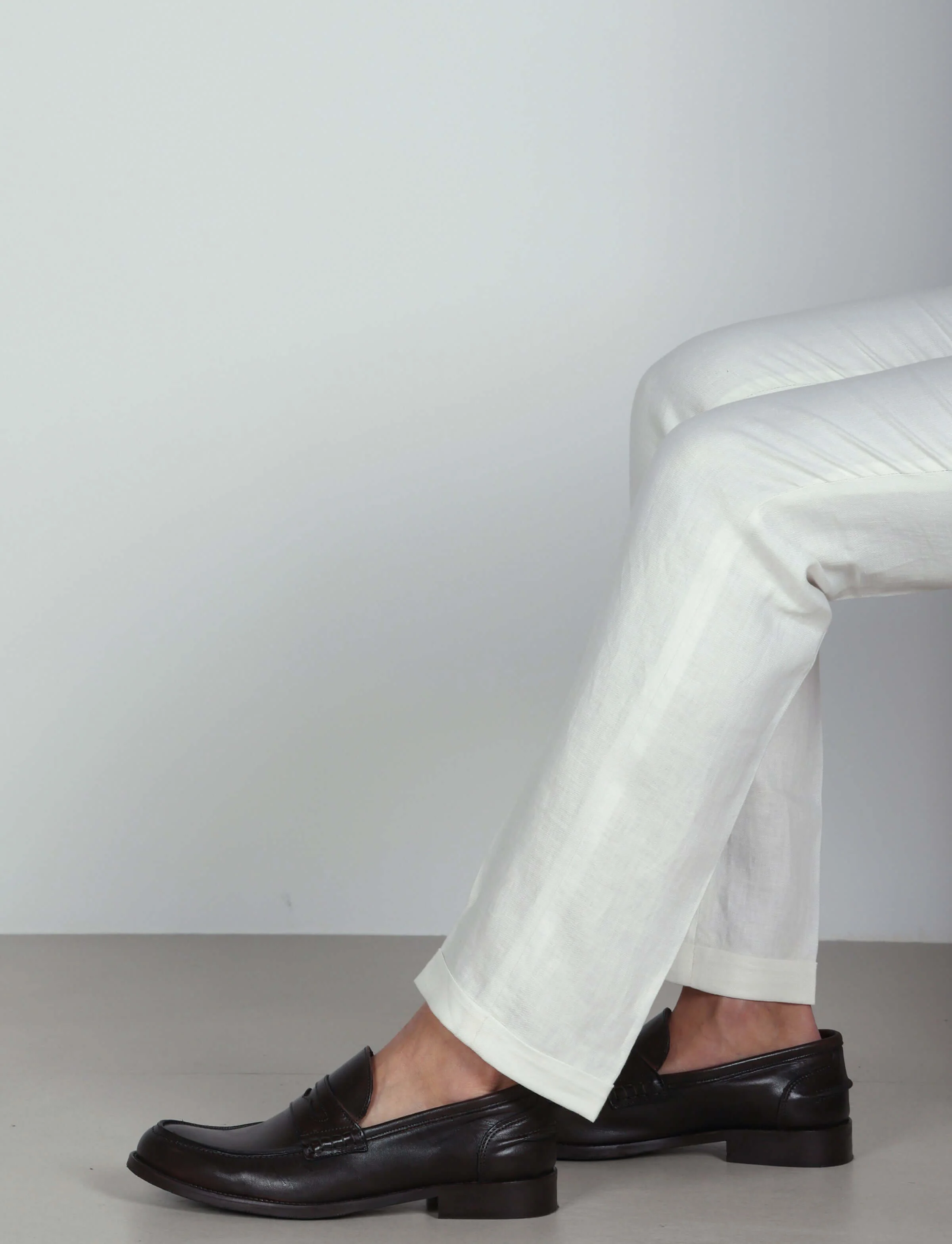 Pantaloni in lino con pinces - Image 5