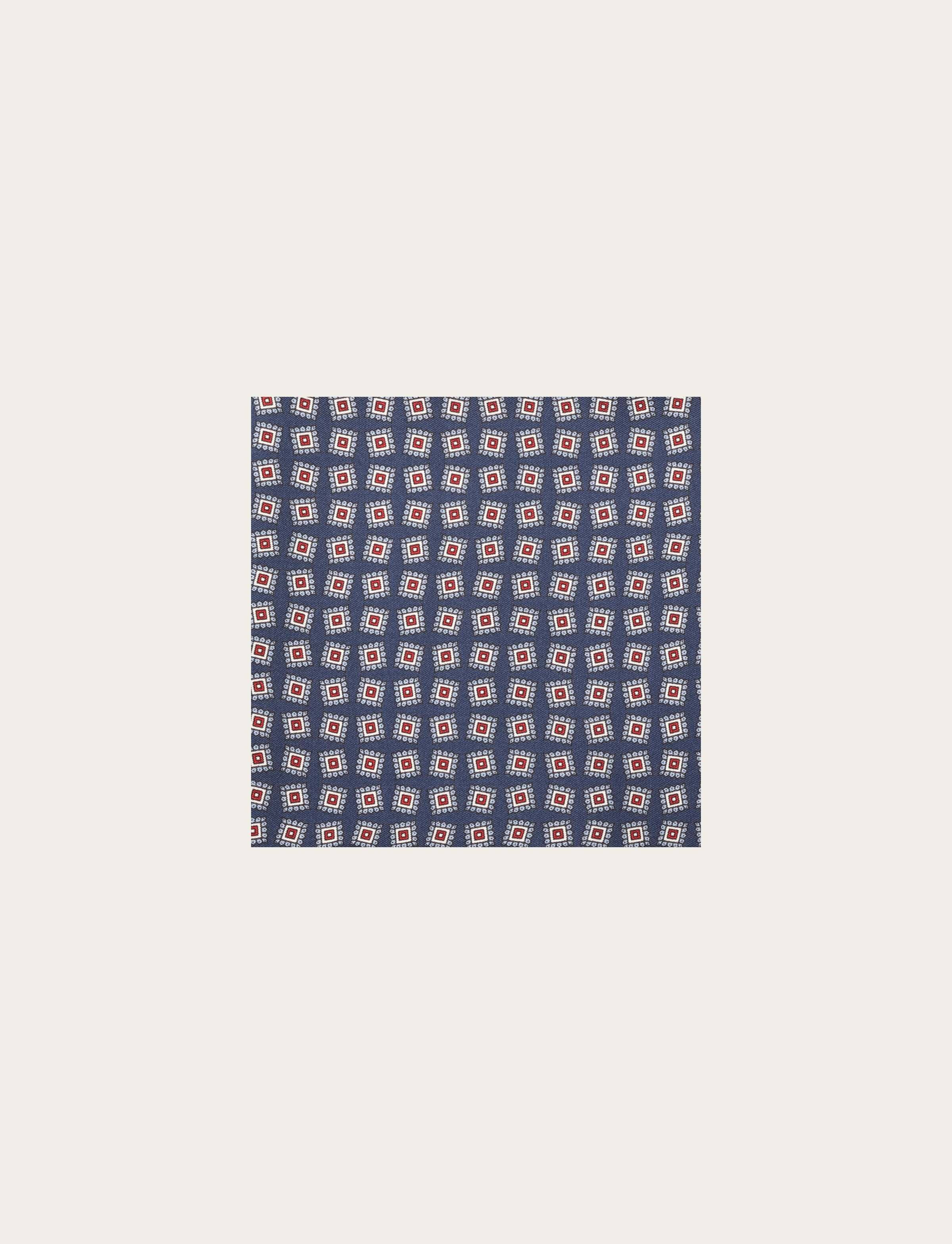 Pochette in seta blu con micro fantasia geometrica