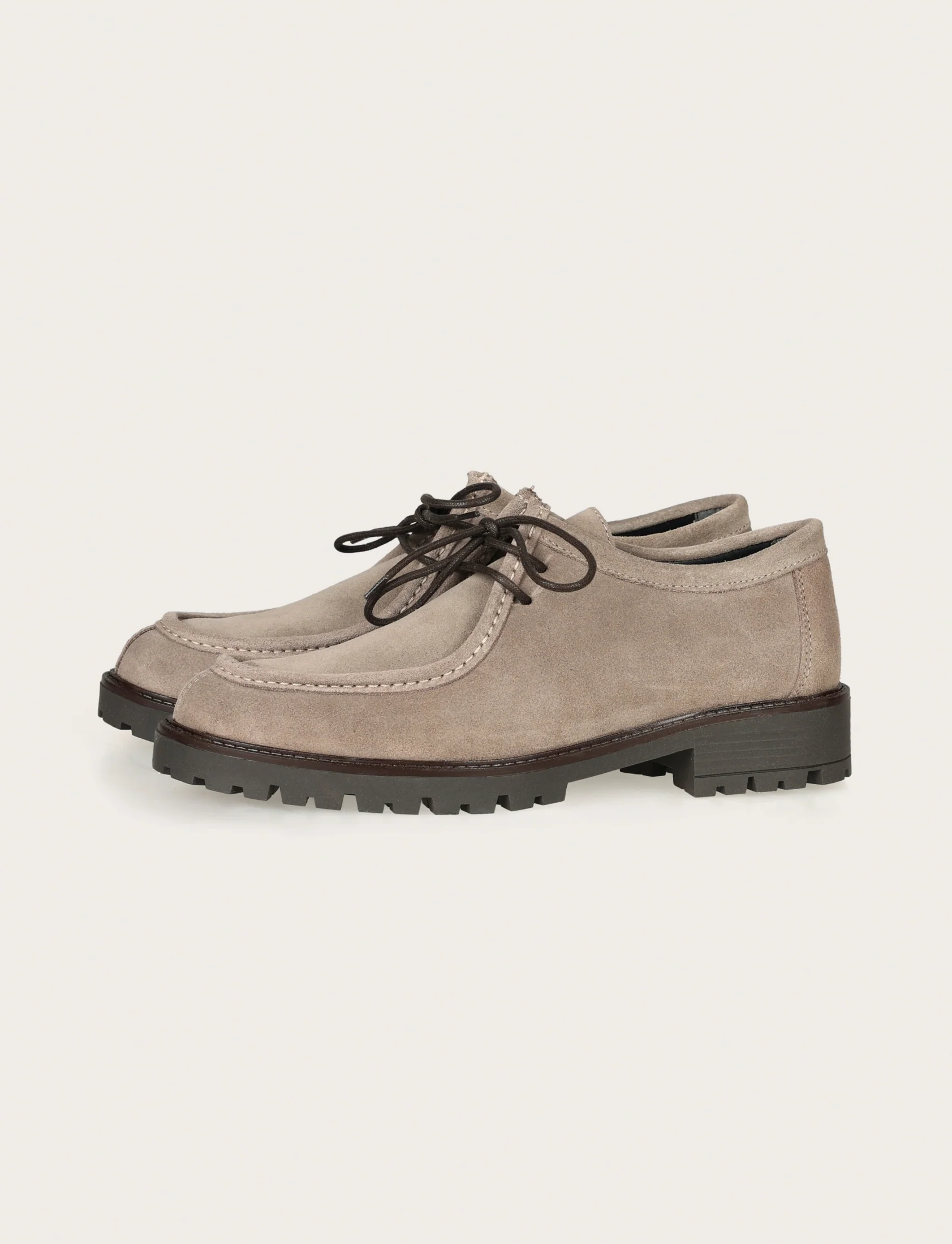 Scarpe stringate in camoscio con suola carrarmato