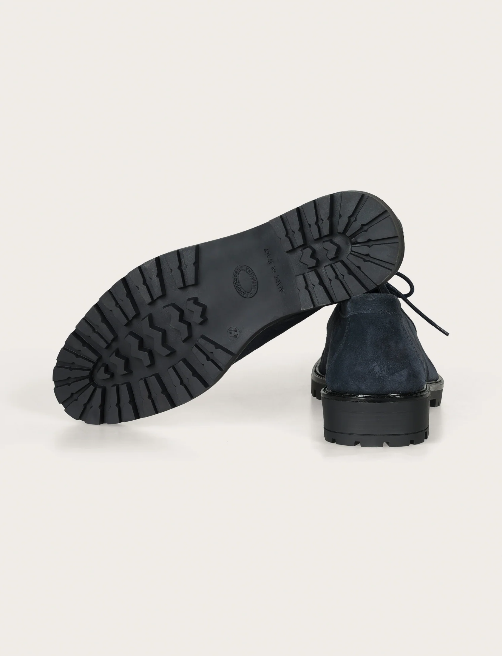 Scarpe stringate in camoscio con suola carrarmato - Image 7