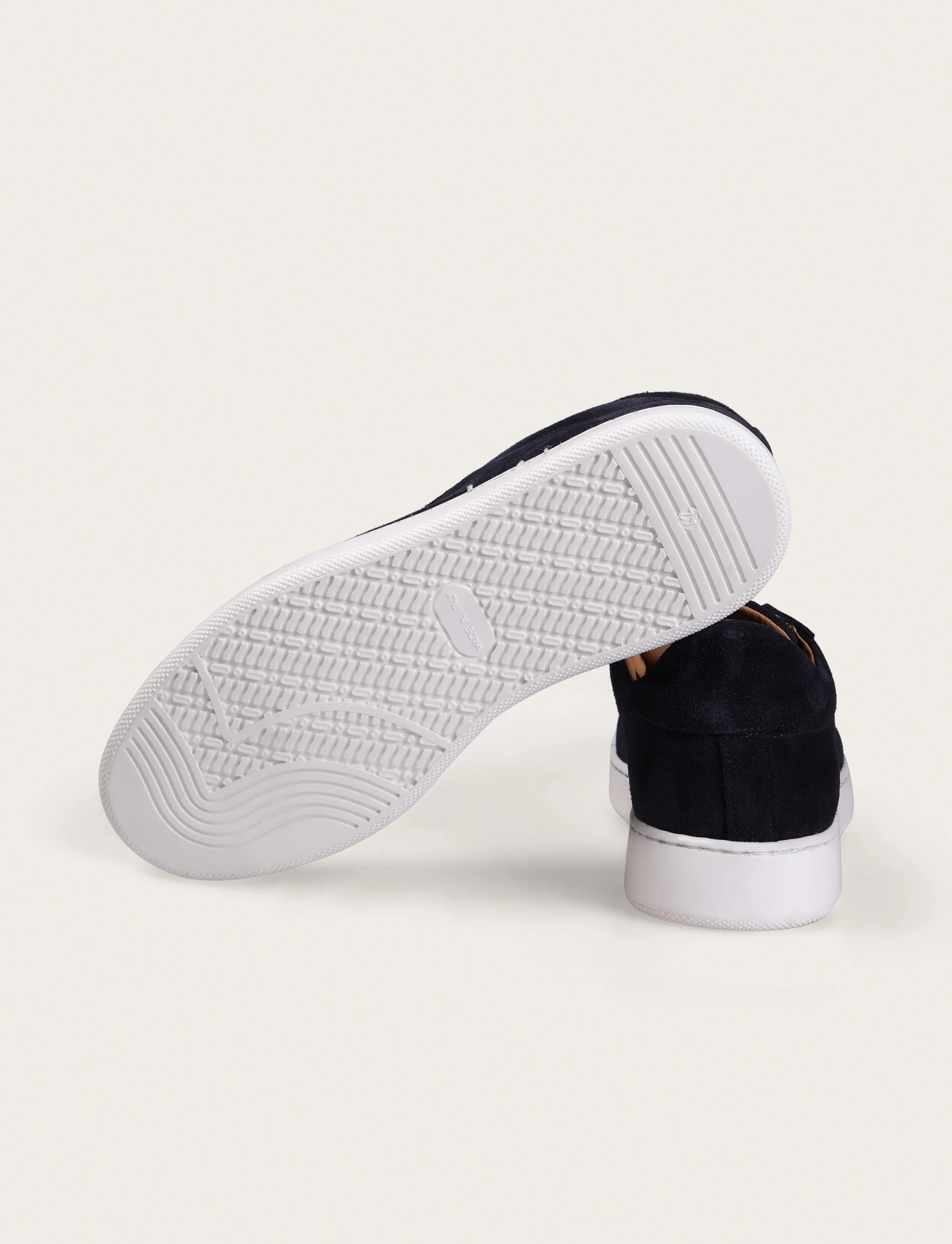 Sneakers in camoscio minimal con suola in gomma - Image 19