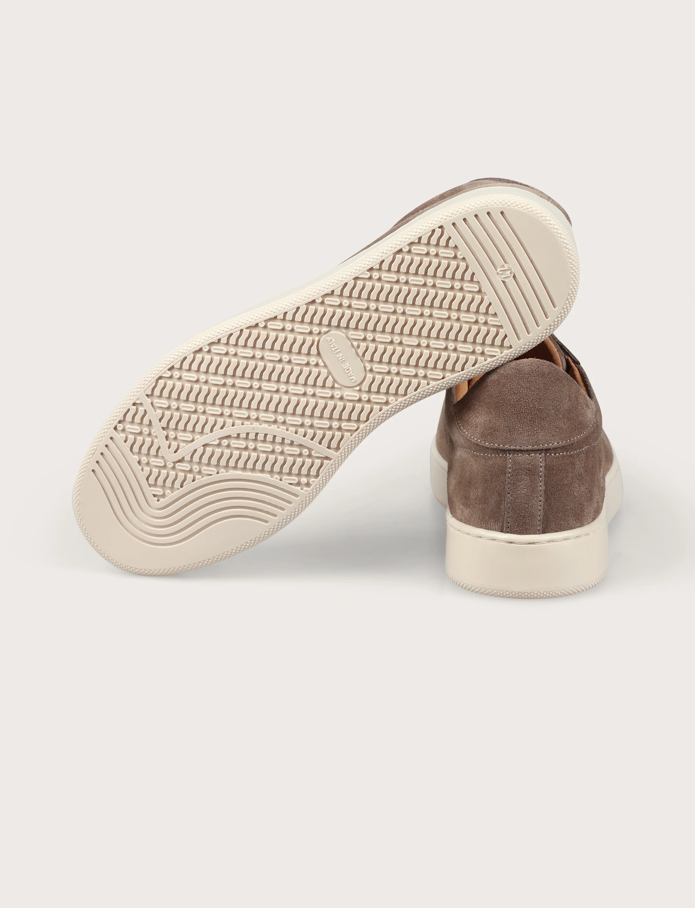 Sneakers in camoscio minimal con suola in gomma - Image 23