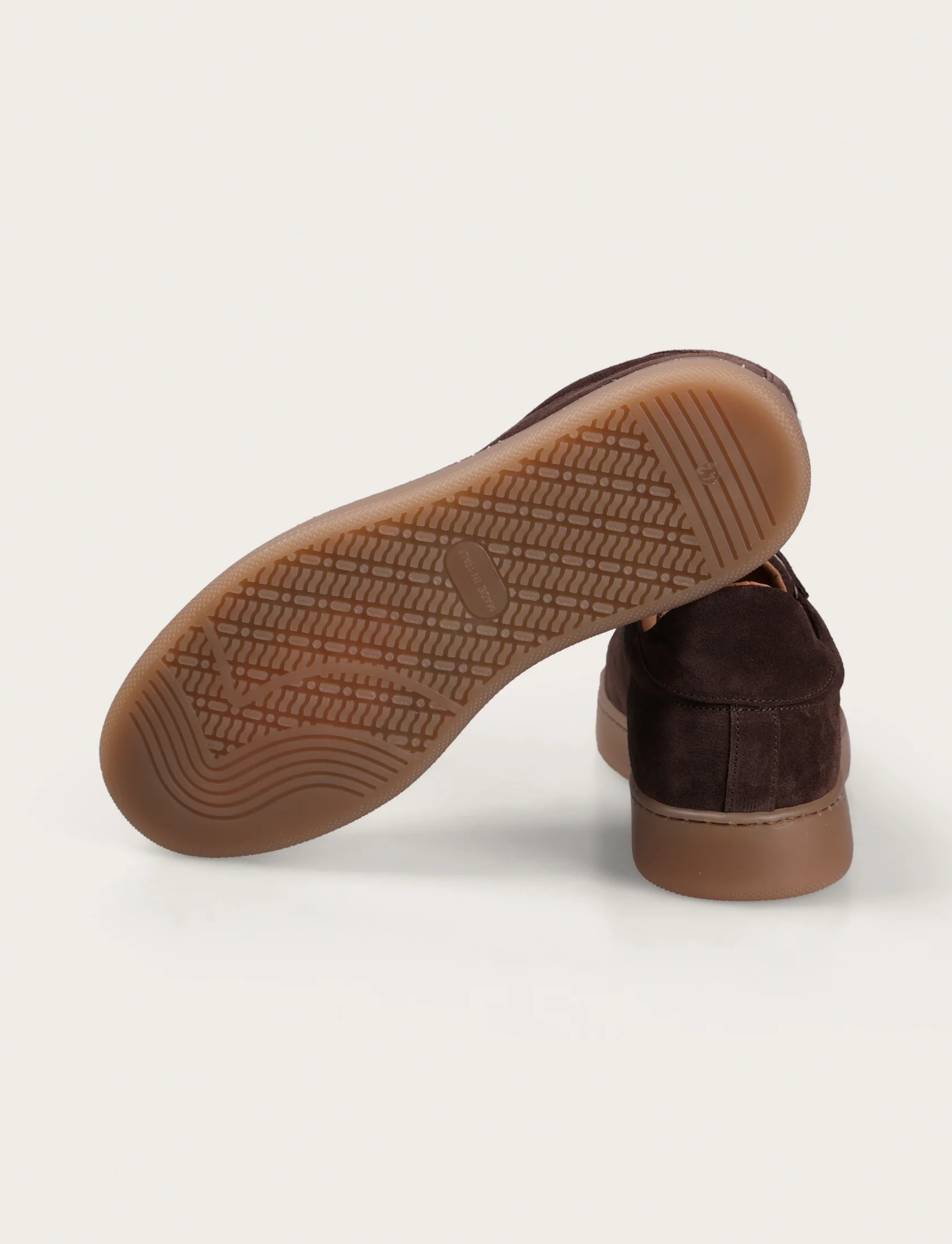 Sneakers in camoscio minimal con suola in gomma - Image 3