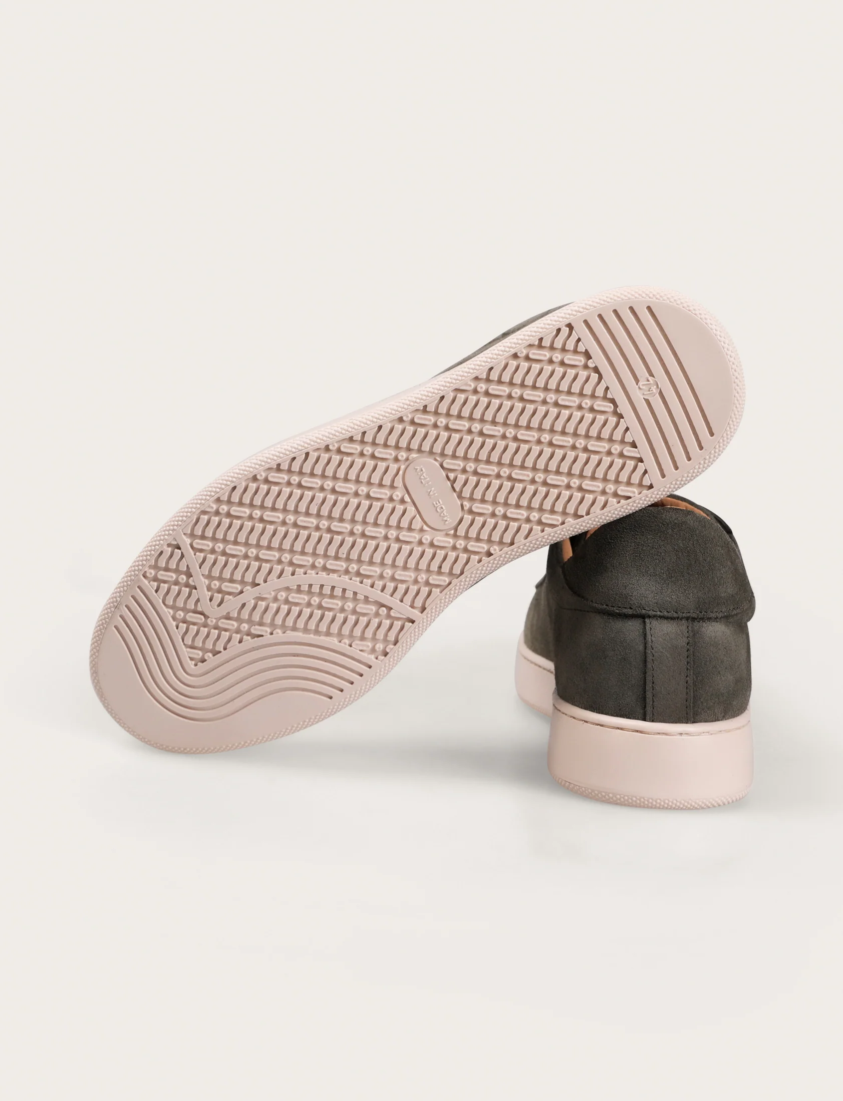 Sneakers in camoscio minimal con suola in gomma - Image 7